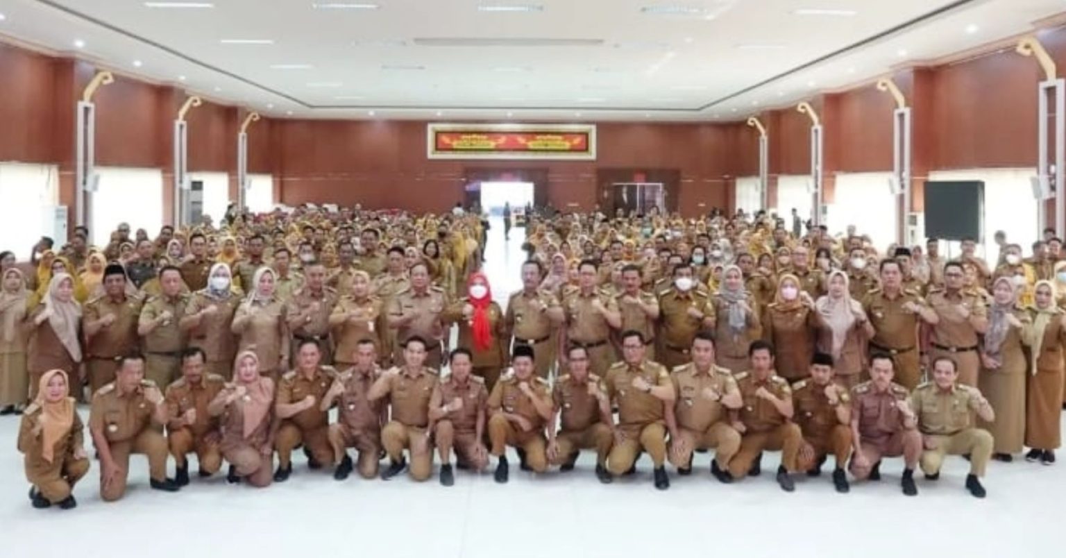 Wali Kota Eva Dwiana Serahkan Petikan 399 SK Kenaikan Pangkat PNS Pemkot Bandar Lampung